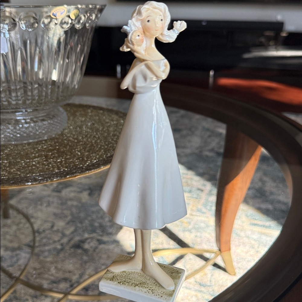 Mother and daughter figurine
